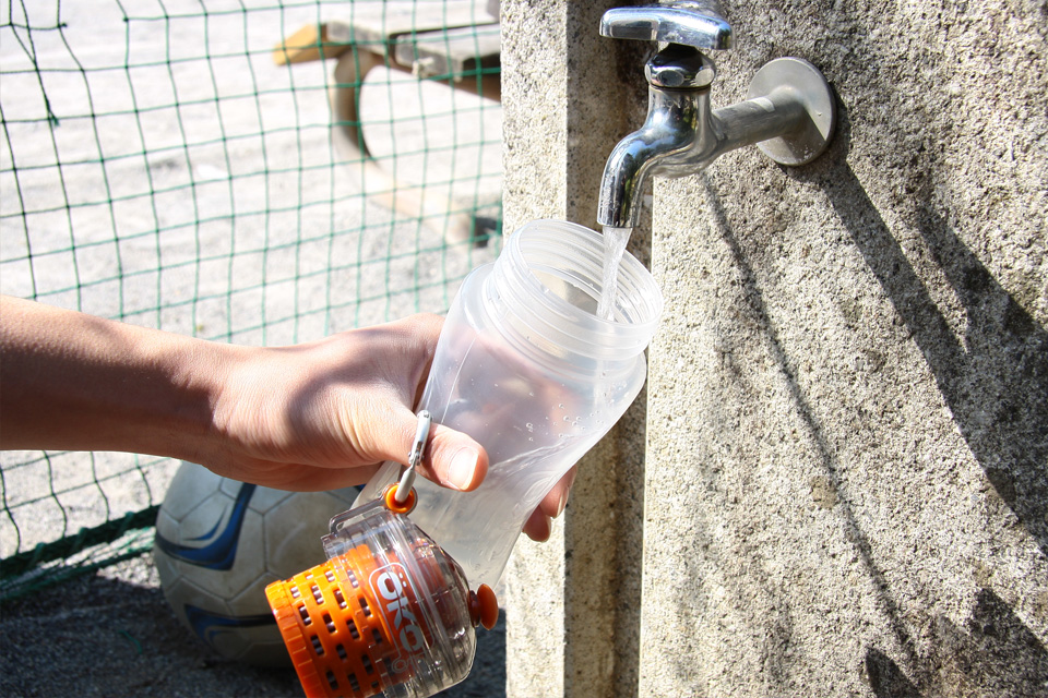 オコ Oko ろ過して水道水を飲料水に 家計の節約に オコ Oko でコーラが水に ろ過機能付きボトルの激安 最安値